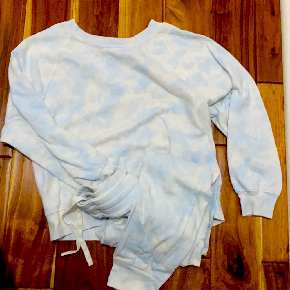 Gap activewear light blue tie dye
